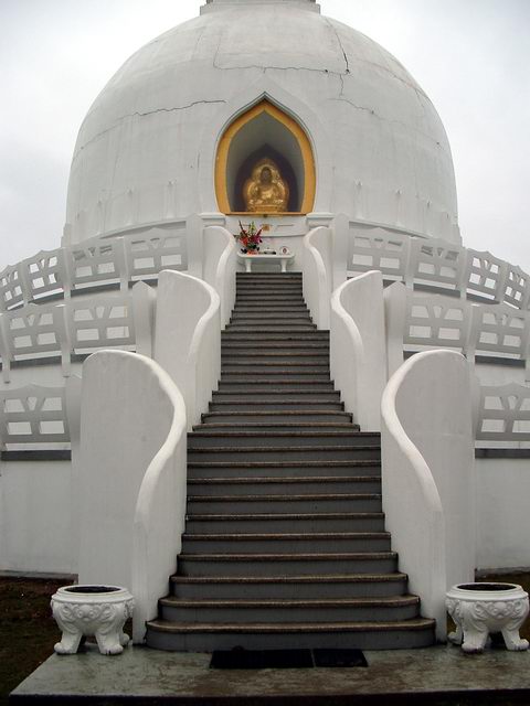 A lépcsősor a Sztúpa oldalán a Buddha szoborhoz vezet