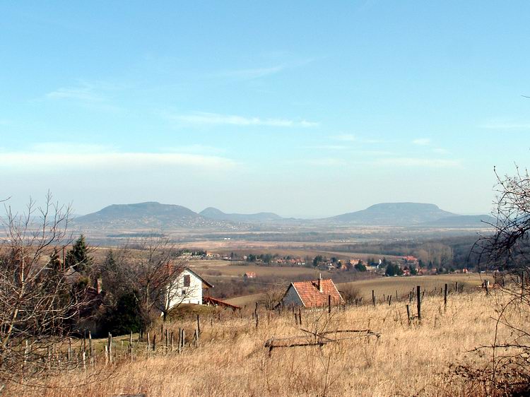 Kilátás a dombokról a Balaton-felvidék tanúhegyeire