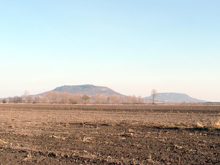 A Szent György-hegy és a Badacsony az út széléről fényképezvee
