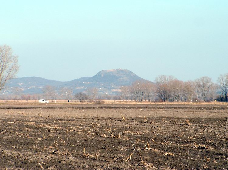 Kilátás ugyanonnan a Csobáncra - Még a várromok is látszanak a tetején!