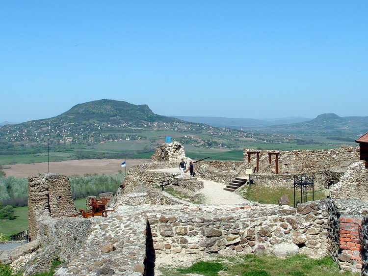 Kilátás a Szigligeti várból a Szent György-hegyre és a Csobáncra