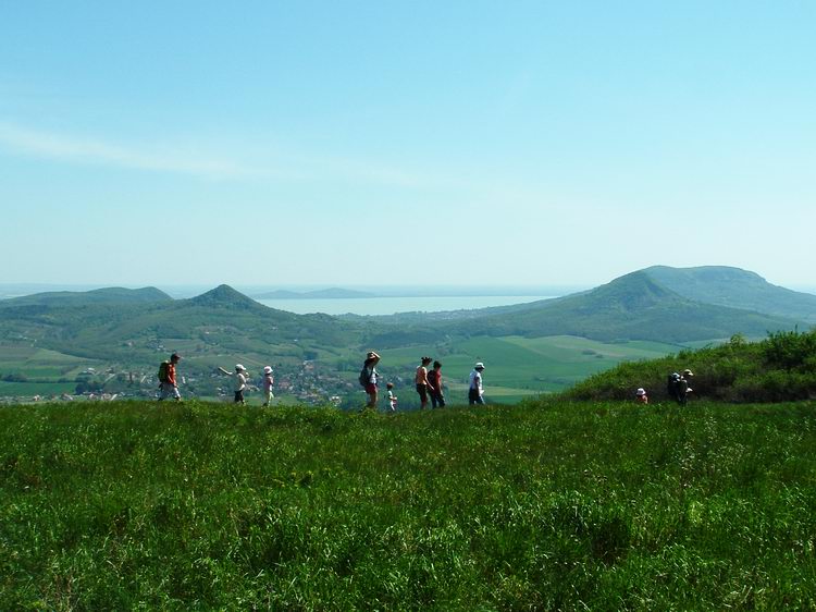 Kilátás a Csobáncról a tanúhegyekre és a Balatonra