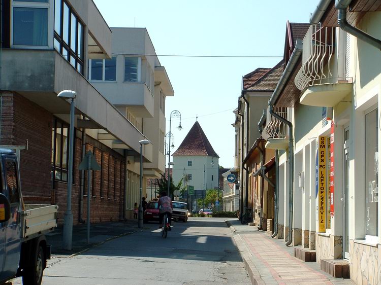 Előttem, az utca végén feltűnt a Nádasdy vár kaputornya