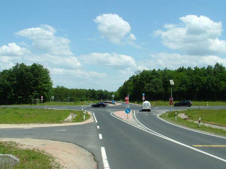 A 84-es főút kereszteződése Sárvár határában