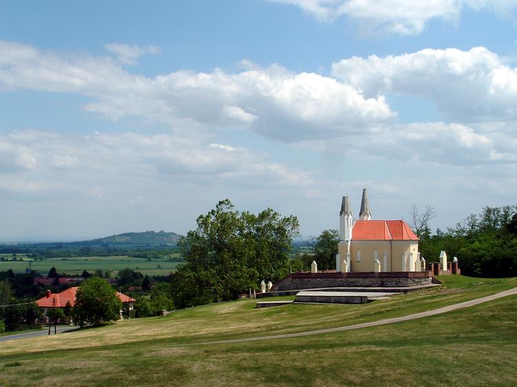 A sitkei Kálváriakápolna hátterében a Ság-hegy áll