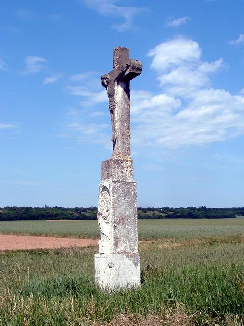 Kőkereszt a mező közepén