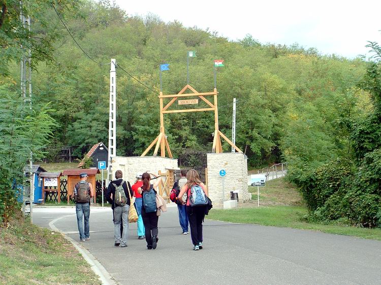 A parkoló után értük el a várkaput