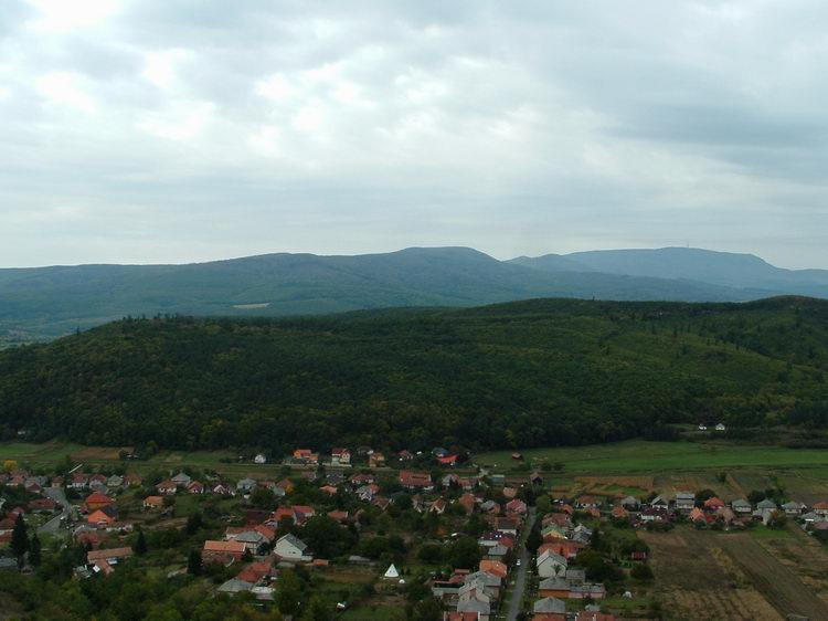 Kissé távolabb tekintve jól látszik a Mátra-gerinc is