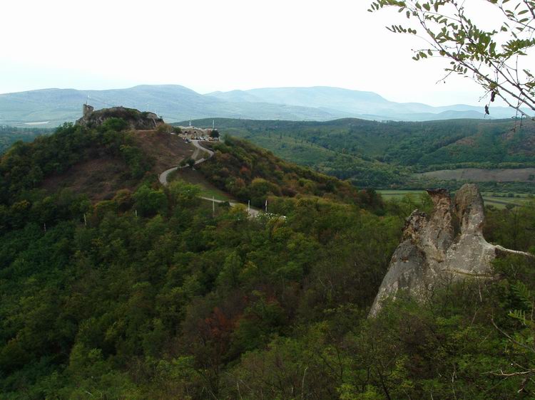 Visszatekintés a Törökasztalról az Apáca- és Barát-sziklákra és a várra