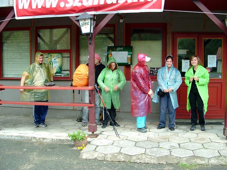 Beöltözködés a panzió teraszán