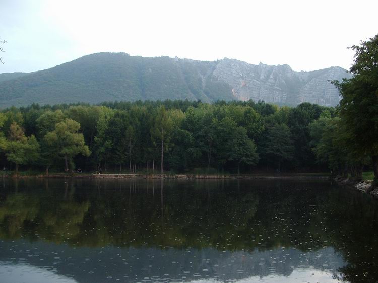 Futó zápor pettyezi a Gyári-tó vizét.