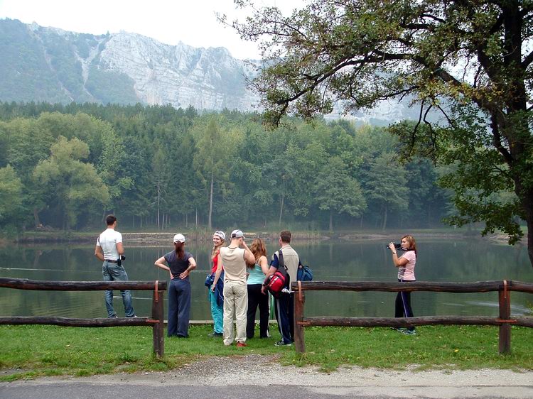 Kilátás a Gyári-tótól a Bél-kőre