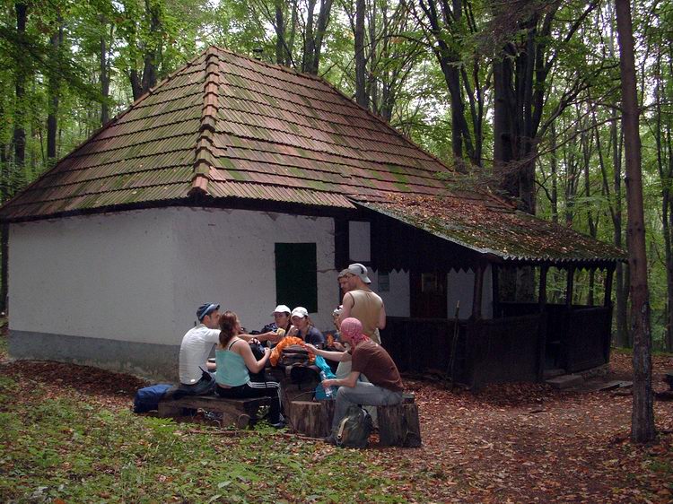 Rövid pihenő az Őr-kő-ház előtti padokon