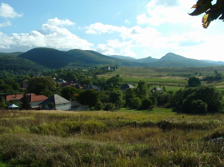 Visszapillantás a dédesi Várhegyre Mályinka határából