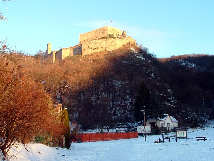 Feltekintés Csókakő várára az autóparkolóból