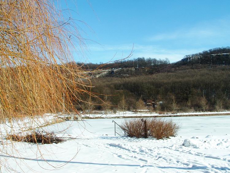 Kilátás a Zsigmond-kőre a dísztó partjáról