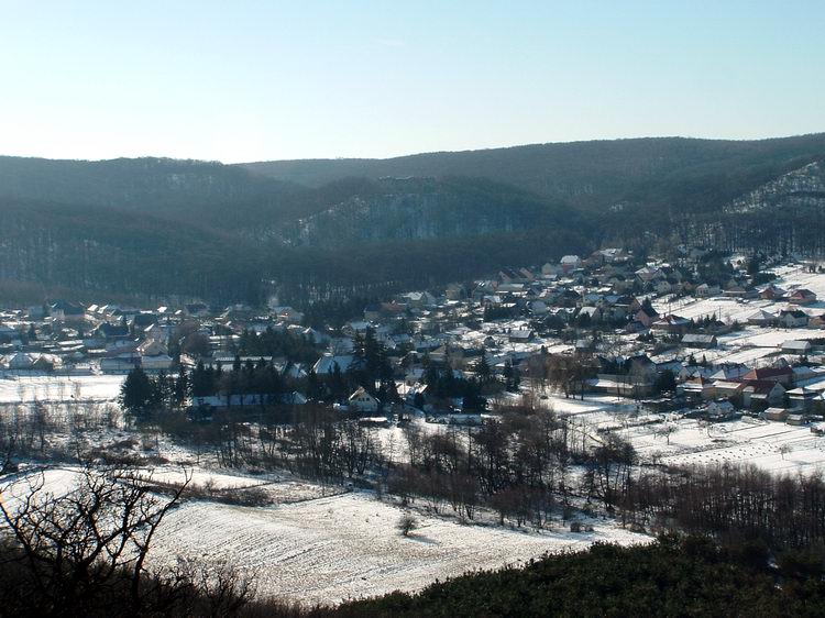 Kilátás a Zsigmond-kőről a falura és a várra