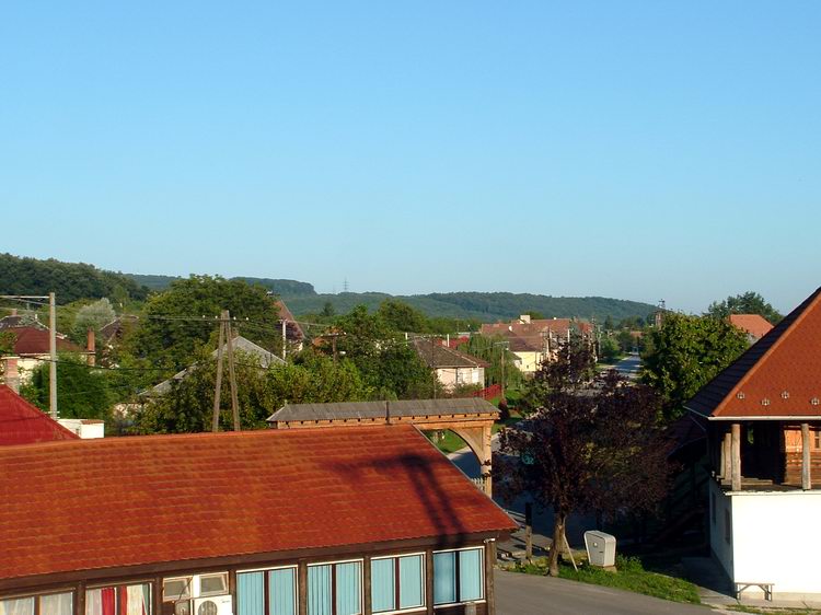 Szárliget látképe a vasútállomás peronjai felett átvezető gyalogos felüljáróról