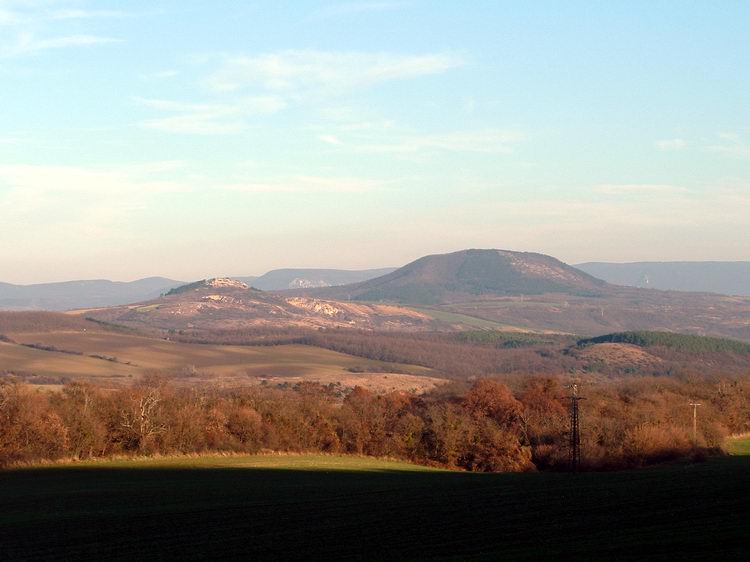 A Hegyes-kő és a Nagy-Gete látképe a mezőkről