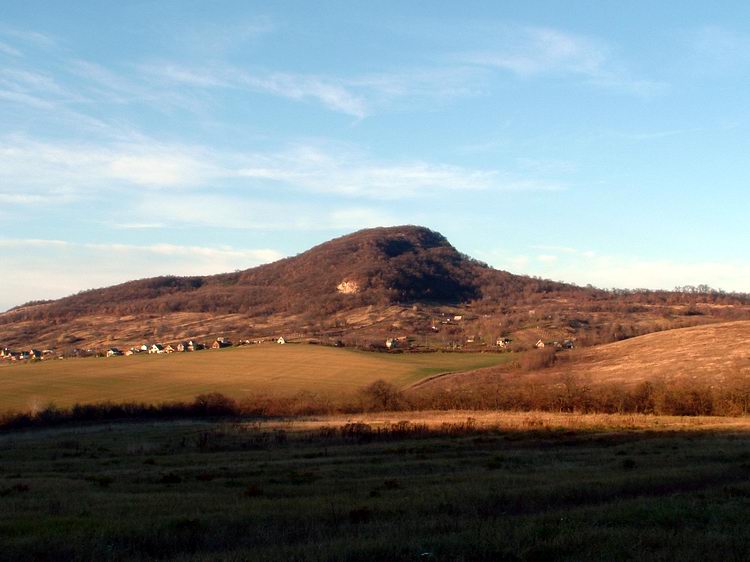 Feltűnt a Bajóti Öreg-kő is a mező túloldalán