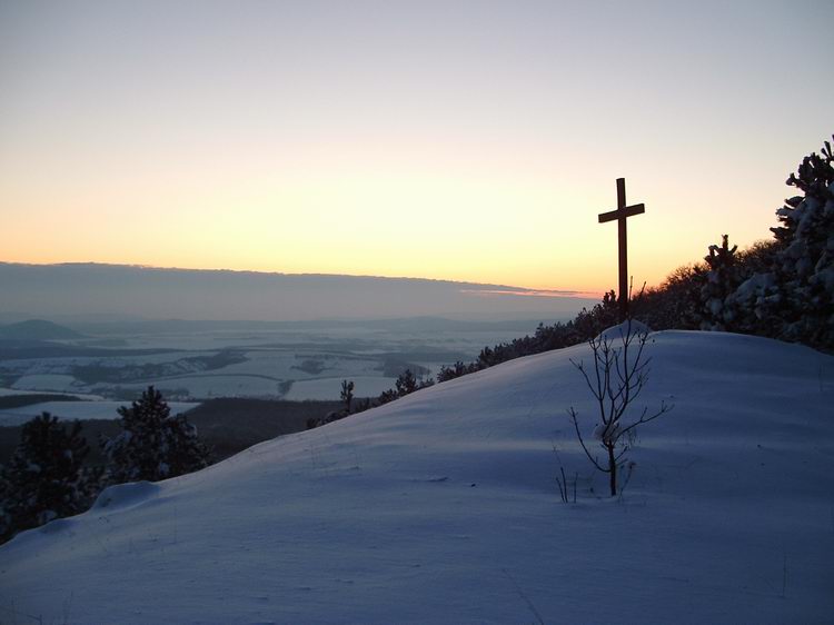 A naplemente utolsó fényeiben készült a kép a Gete-hegy fakeresztjéről