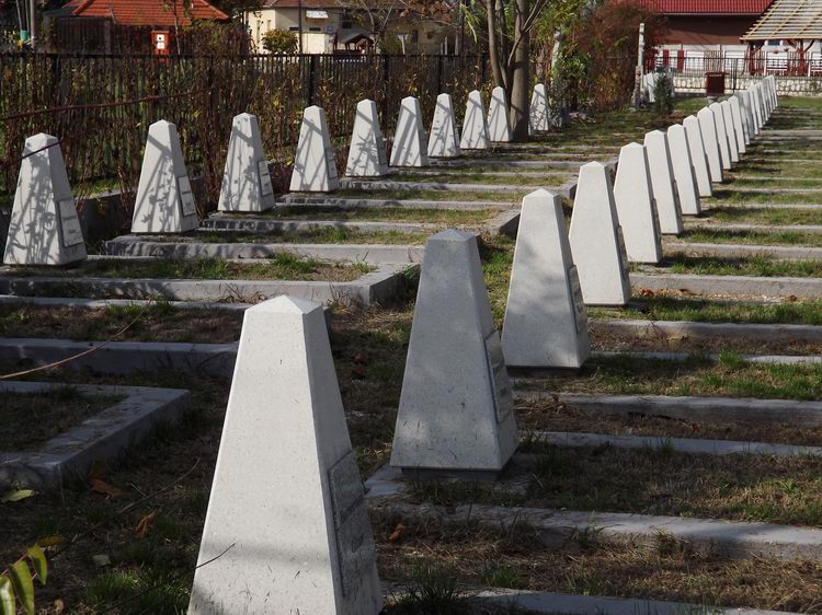 A katonai temető kőgúlái