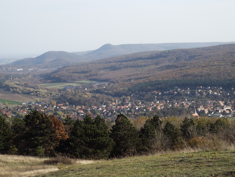 Nagykovácsi és a Budai-hegység látképe a Nagy-szénásról
