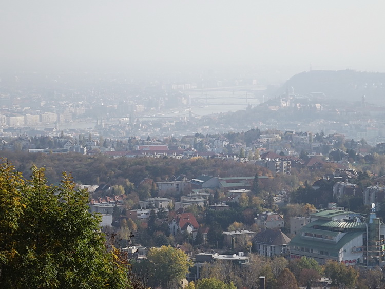 Párás panoráma az Árpád kilátóból Budapestre