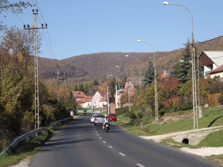 Pilisszentkereszt főutcáján. Előttünk magasodik a Dobogókő gerince.