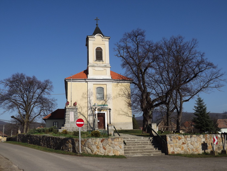 Kóspallag római katolikus temploma előtt van a buszmegálló