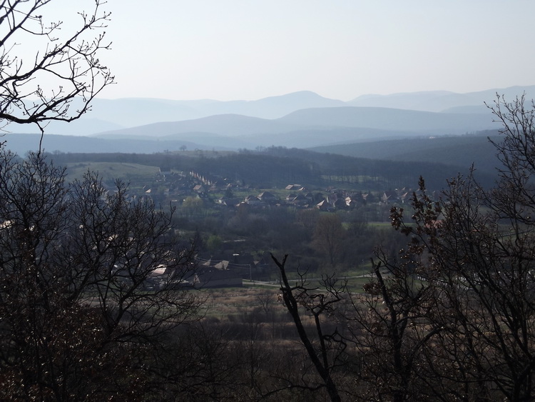 Kilátás a keresztektől Kóspallagra és a távoli Visegrádi-hegységre