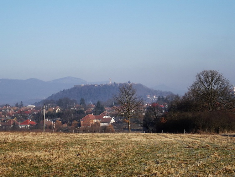 Kilátás a nógrádi várra és a falura a Hosszú-bérc hátáról