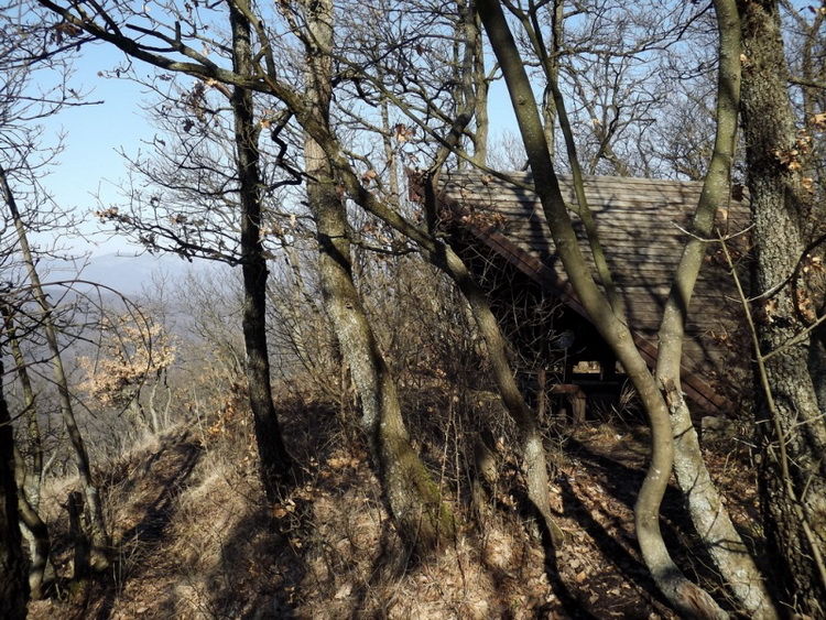 A Nagy-Kő-hegy ormán áll a Loko-pihenő esővédő házikója