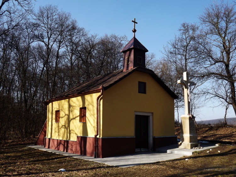 Kápolna Szendehely határában, az erdőszélen