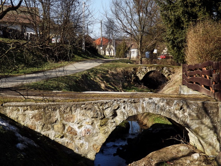 Hidak Szendehelyen a Kapáskúti-patak felett