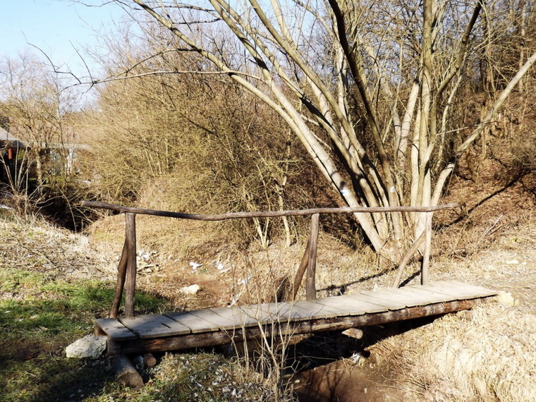 Ez pedig egy újabb híd a Kapáskúti-patak felett, a kéktúrázóknak