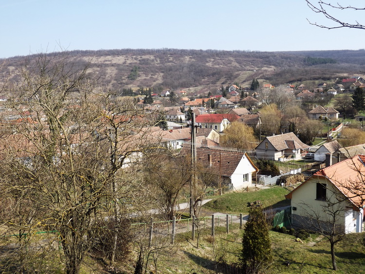 Alsópetény - Kilátás a harangtoronytól a falura és a Romhányi-hegyre