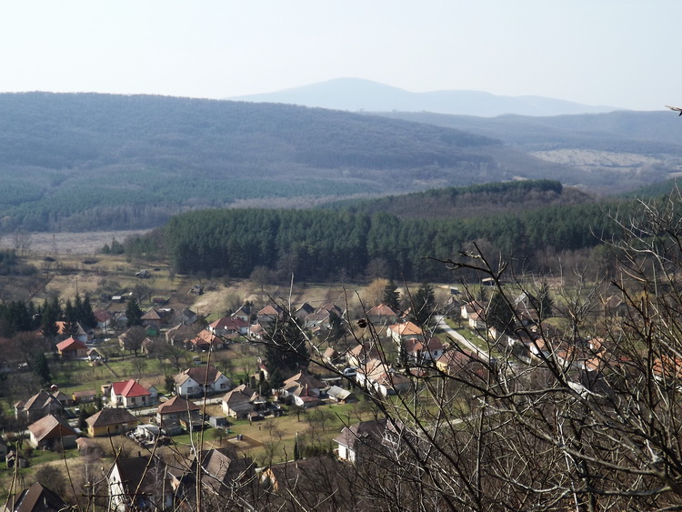 Kilátás Alsópetényre a Romhányi-hegy oldalából 2.