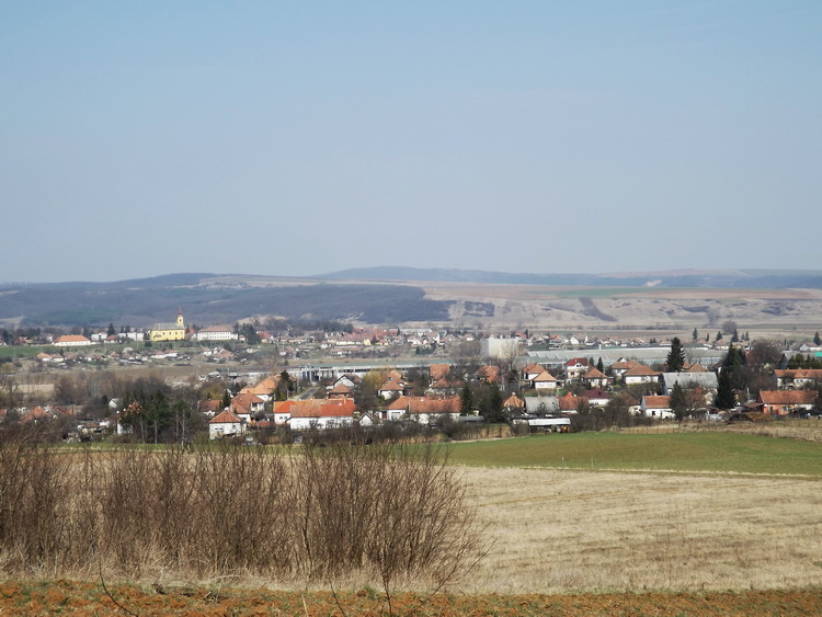 Romhány látképe a Romhányi-hegy oldalából