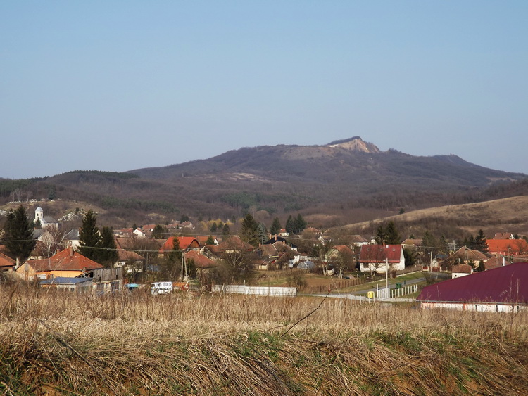 Becske - Kilátás a Szanda-hegy ikercsúcsaira