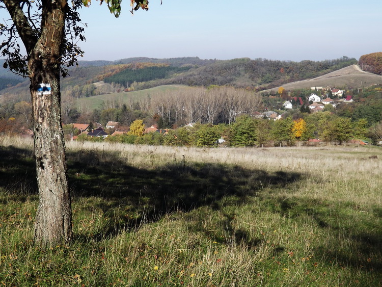 Kilátás Szandaváraljára a kaszálókról