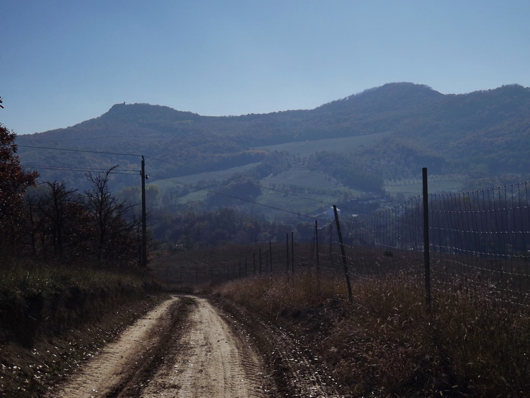 Visszatekintés a gerincről Szandaváraljára és a Szanda-hegyre