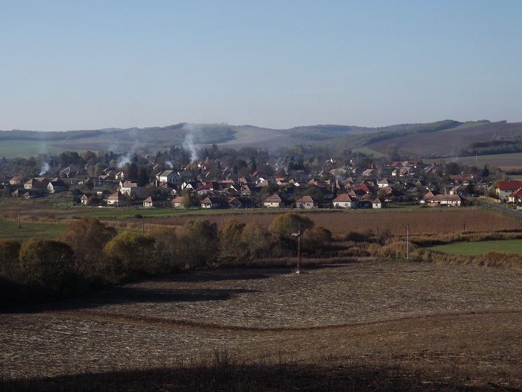 Cserhátsurány látképe a domb tövéből