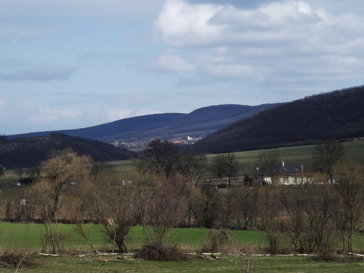 A dombok között feltűnt a távoli Garáb falu