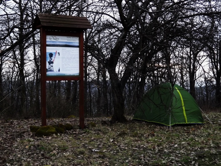 Sátorozás a hegytető tisztásán