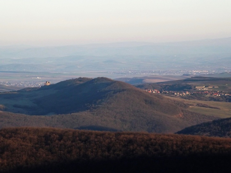 Kilátás a kora reggeli napsütésben Hollókőre