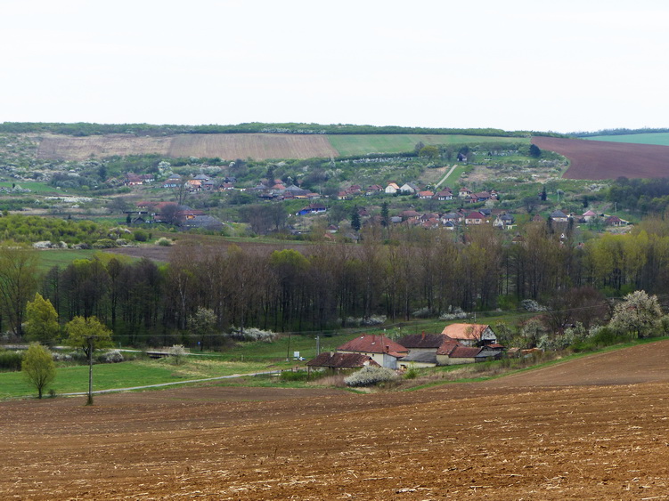 Visszatekintés Felsővadászra a domboldalból