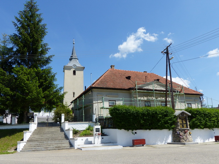 Kelemér - A templomkert kapujához vezető lépcsőkön tartottuk a pihenőnket