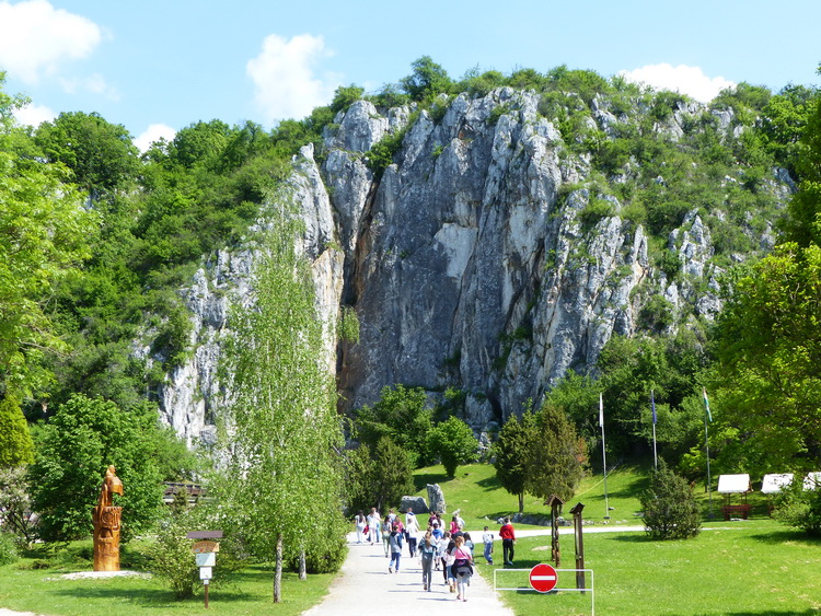 A Baradla-barlang bejárata felett tornyosuló sziklafal