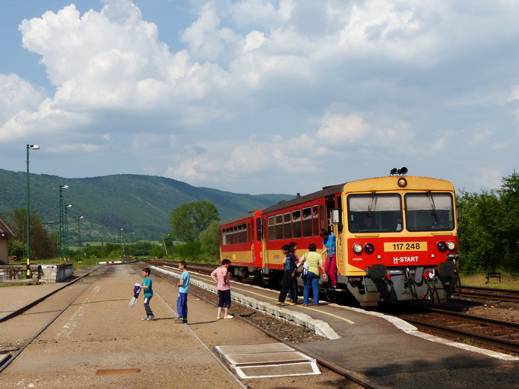 Vonat érkezik a bódvaszilasi vasútállomásra